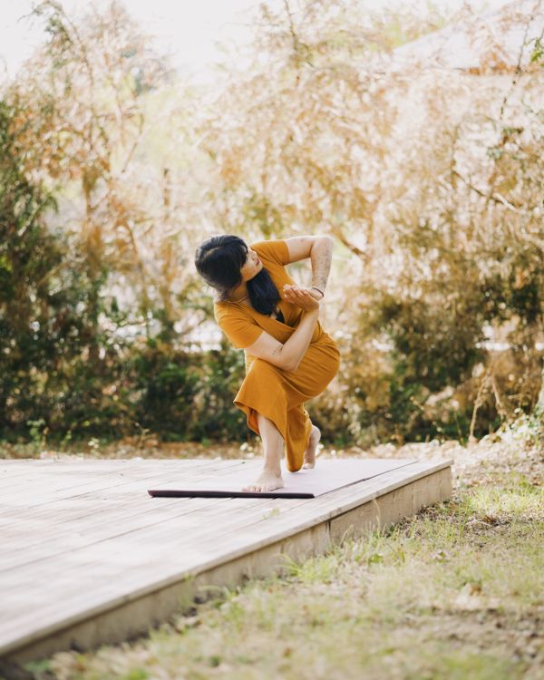 Posture de la chaise torsadée, yoga en extérieur à l'automne